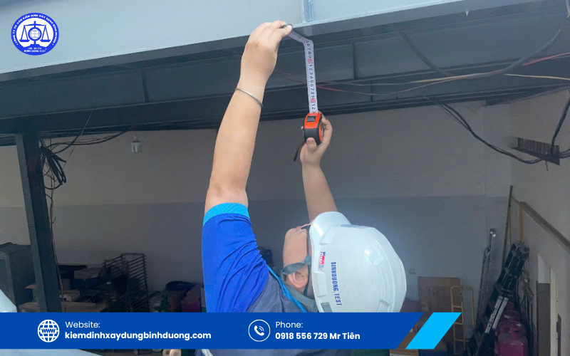 Đo kích thước dầm thép tại nhà xưởng Công ty TNHH Phú Bình An
