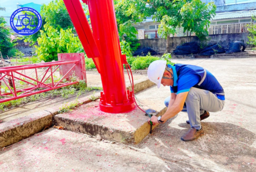 Đội ngũ kỹ thuật của công ty đang thực kiện kiểm định công trình trụ anten
