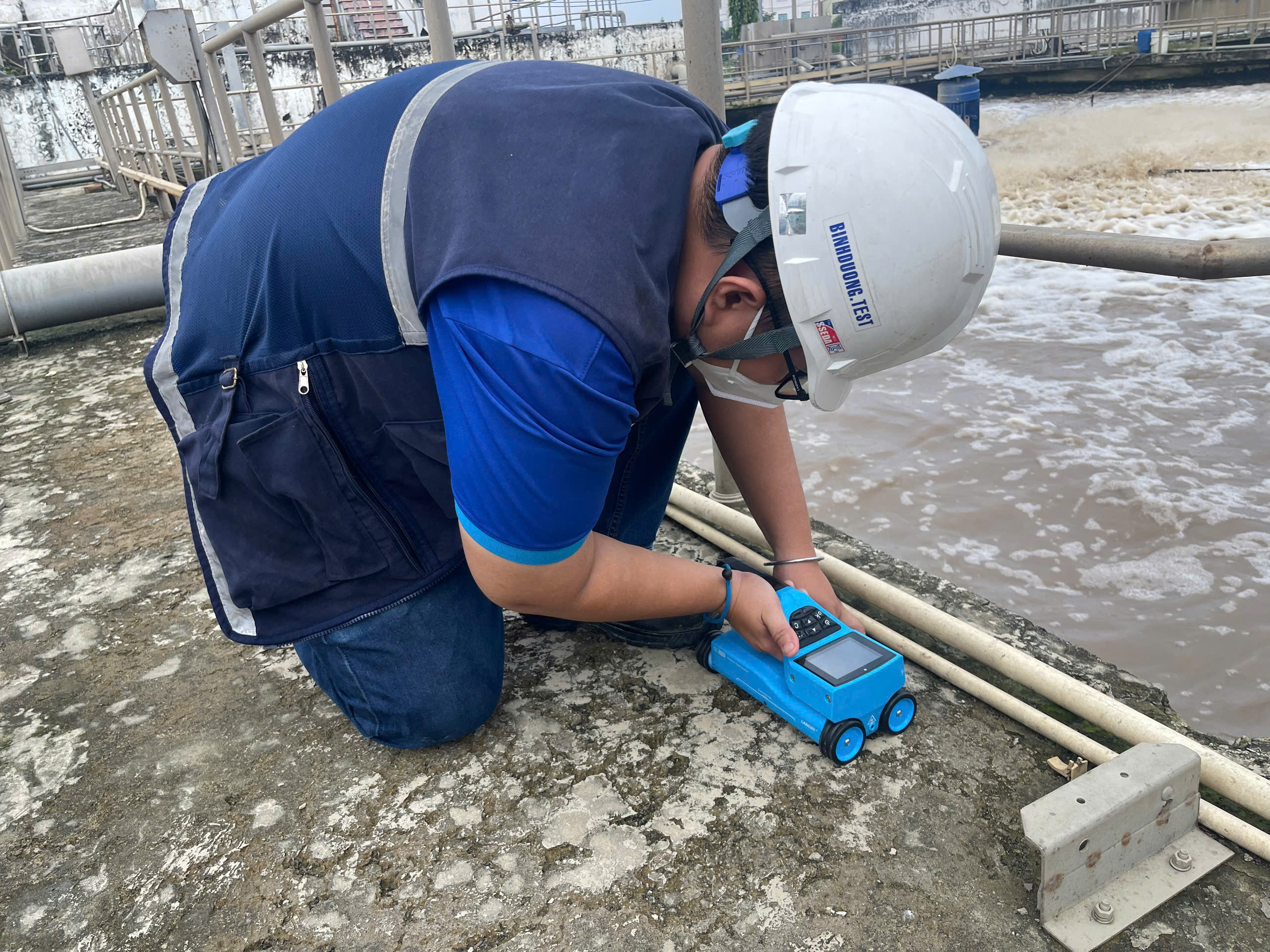 Hình ảnh: Thực hiện kiểm định chất lượng hiện trạng bồn xử lý nước thải 