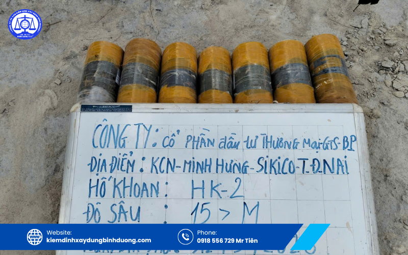 Kỹ sư lấy mẫu đất trong quá trình khảo sát địa chất công trình