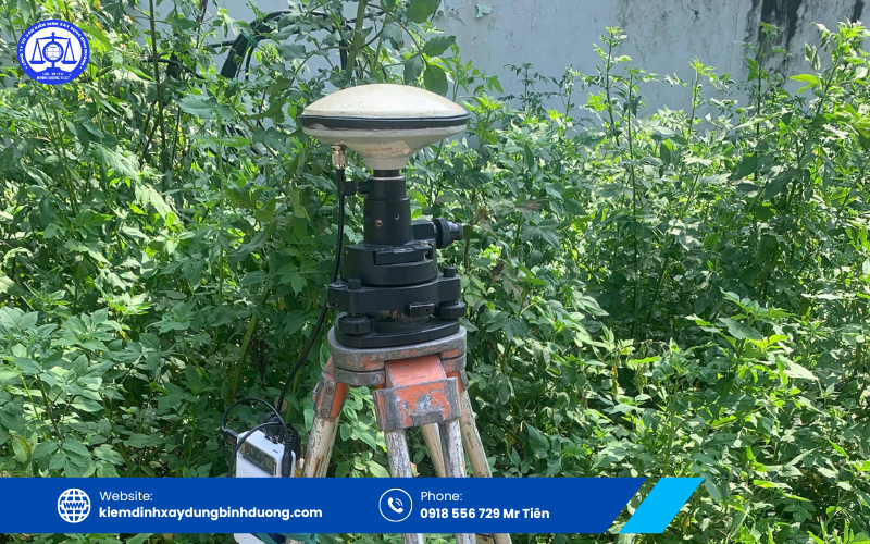 Kỹ sư sử dụng thiết bị GNSS để đo lưới khống chế ngoài thực địa